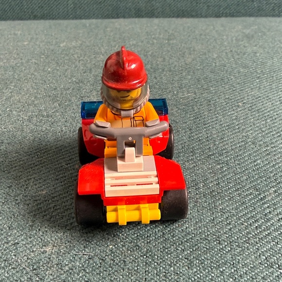 LEGO Emergency Response Vehicles with Two Minifigures - Picture 6 of 10